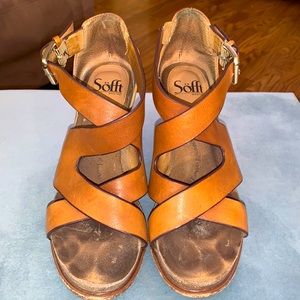 Söfft size 7. Beige leather upper lining and sock balance man made materials.